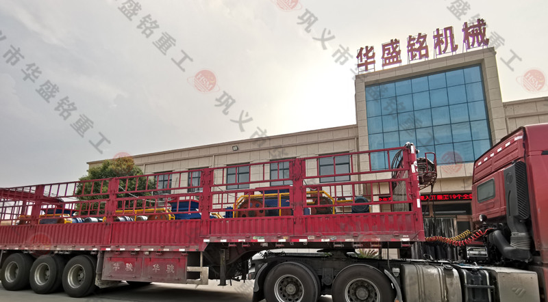 三臺(tái)400x600小型對輥破碎機(jī)發(fā)往河北